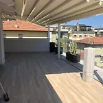 Con Ampio Terrazzo Attrezzato Anche Con Angolo Cottura
