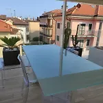 Con Ampio Terrazzo Attrezzato Anche Con Angolo Cottura Appartement Spotorno