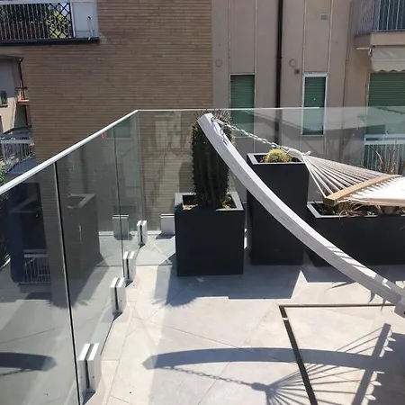 Con Ampio Terrazzo Attrezzato Anche Con Angolo Cottura Apartment