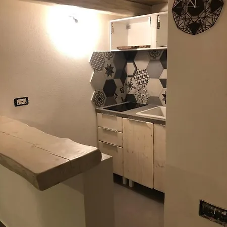 Con Ampio Terrazzo Attrezzato Anche Con Angolo Cottura