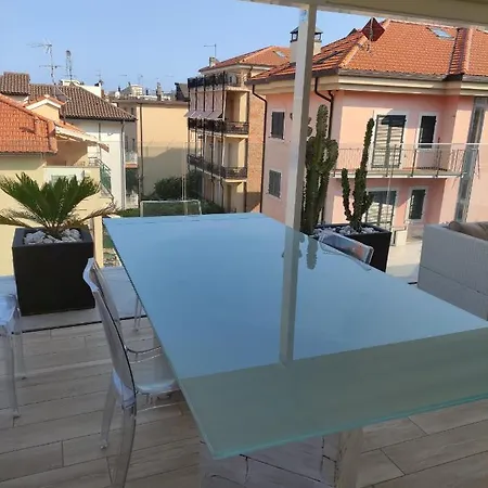 Con Ampio Terrazzo Attrezzato Anche Con Angolo Cottura Apartment Spotorno