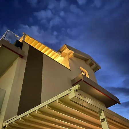 Apartment Con Ampio Terrazzo Attrezzato Anche Con Angolo Cottura