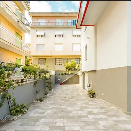 Con Ampio Terrazzo Attrezzato Anche Con Angolo Cottura *