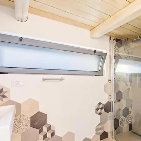 Con Ampio Terrazzo Attrezzato Anche Con Angolo Cottura