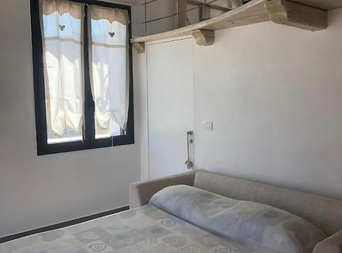 Con Ampio Terrazzo Attrezzato Anche Con Angolo Cottura *