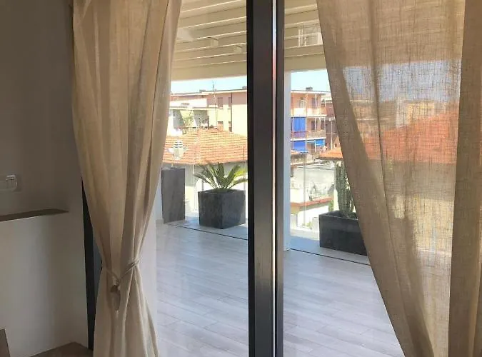 Con Ampio Terrazzo Attrezzato Anche Con Angolo Cottura * Spotorno