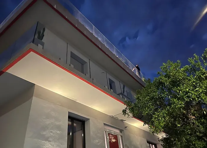 Con Ampio Terrazzo Attrezzato Anche Con Angolo Cottura * Spotorno