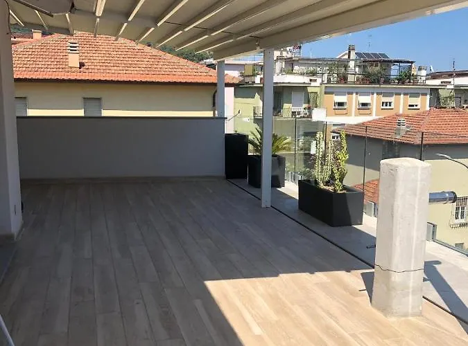 Con Ampio Terrazzo Attrezzato Anche Con Angolo Cottura