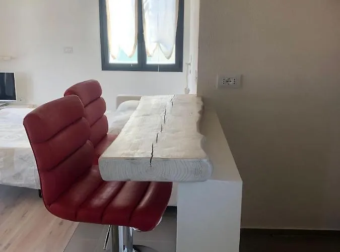 Apartamento Con Ampio Terrazzo Attrezzato Anche Con Angolo Cottura *