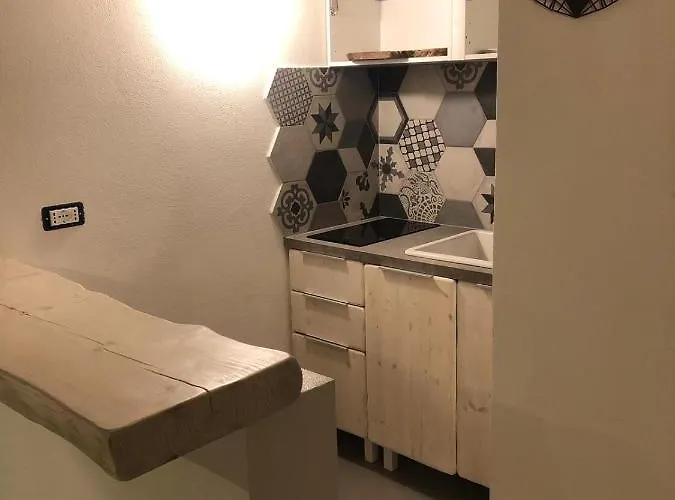 Con Ampio Terrazzo Attrezzato Anche Con Angolo Cottura