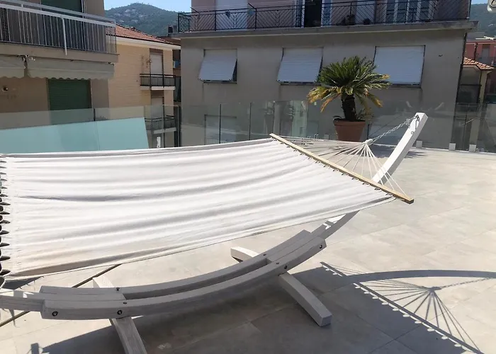 Con Ampio Terrazzo Attrezzato Anche Con Angolo Cottura *