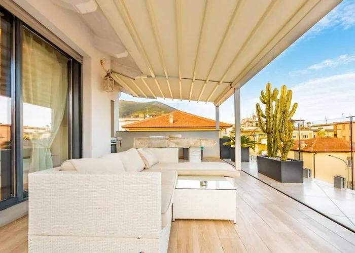 Con Ampio Terrazzo Attrezzato Anche Con Angolo Cottura Apartamento *