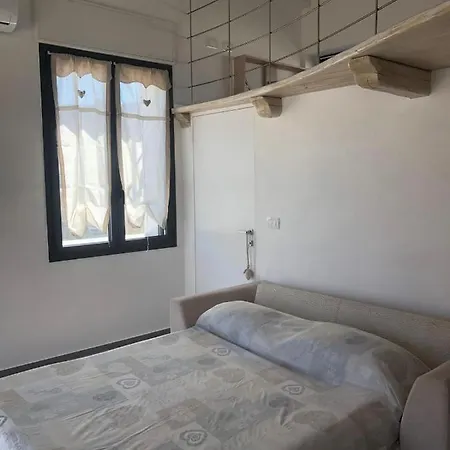 Con Ampio Terrazzo Attrezzato Anche Con Angolo Cottura *