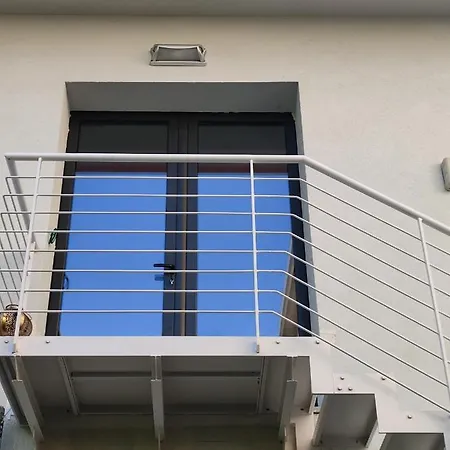 Διαμέρισμα Con Ampio Terrazzo Attrezzato Anche Con Angolo Cottura