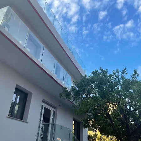 Con Ampio Terrazzo Attrezzato Anche Con Angolo Cottura *