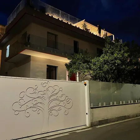 Con Ampio Terrazzo Attrezzato Anche Con Angolo Cottura Апартаменты *