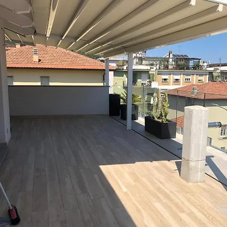 Con Ampio Terrazzo Attrezzato Anche Con Angolo Cottura