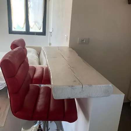 Con Ampio Terrazzo Attrezzato Anche Con Angolo Cottura Апартаменты *