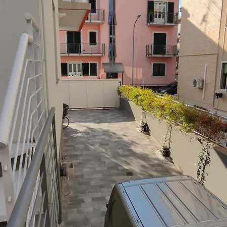 Apartamento Con Ampio Terrazzo Attrezzato Anche Con Angolo Cottura