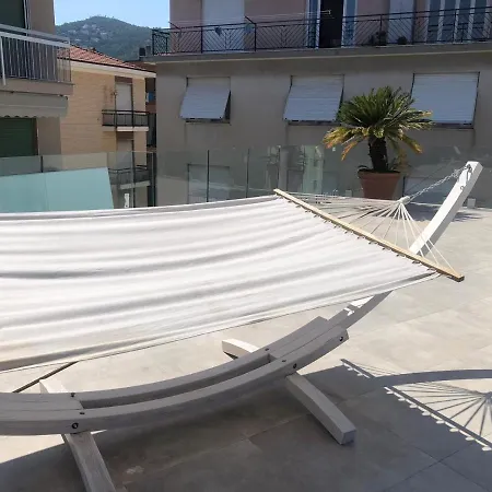 Con Ampio Terrazzo Attrezzato Anche Con Angolo Cottura *