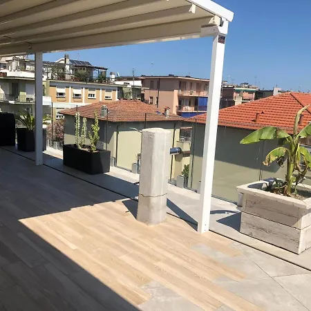 Con Ampio Terrazzo Attrezzato Anche Con Angolo Cottura