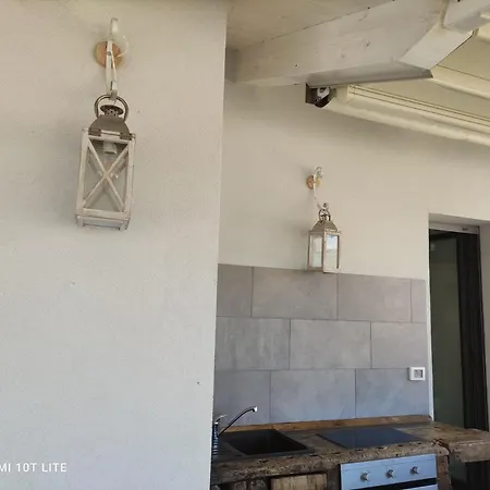 Con Ampio Terrazzo Attrezzato Anche Con Angolo Cottura Διαμέρισμα