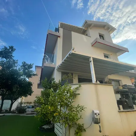 Апартаменты Con Ampio Terrazzo Attrezzato Anche Con Angolo Cottura *