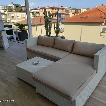 Con Ampio Terrazzo Attrezzato Anche Con Angolo Cottura *