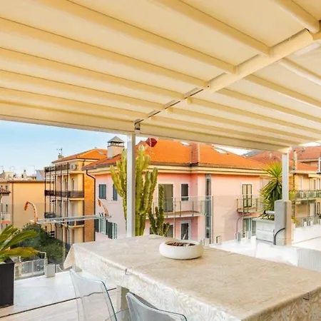 Con Ampio Terrazzo Attrezzato Anche Con Angolo Cottura Apartamento *