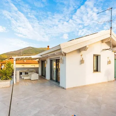 Con Ampio Terrazzo Attrezzato Anche Con Angolo Cottura Διαμέρισμα