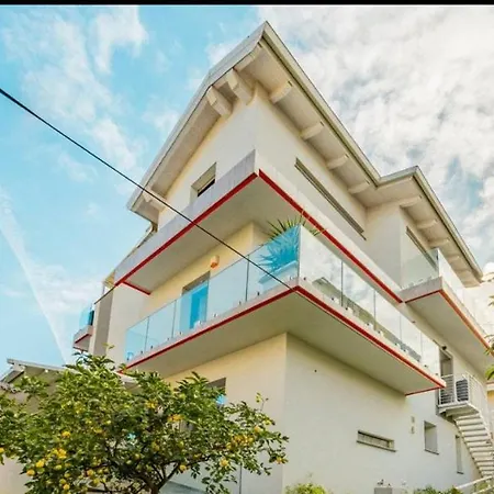 Con Ampio Terrazzo Attrezzato Anche Con Angolo Cottura * Spotorno