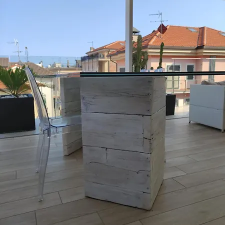 Con Ampio Terrazzo Attrezzato Anche Con Angolo Cottura Apartment Spotorno