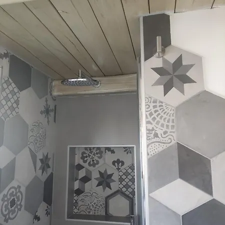 Con Ampio Terrazzo Attrezzato Anche Con Angolo Cottura Διαμέρισμα *