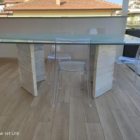 Con Ampio Terrazzo Attrezzato Anche Con Angolo Cottura *