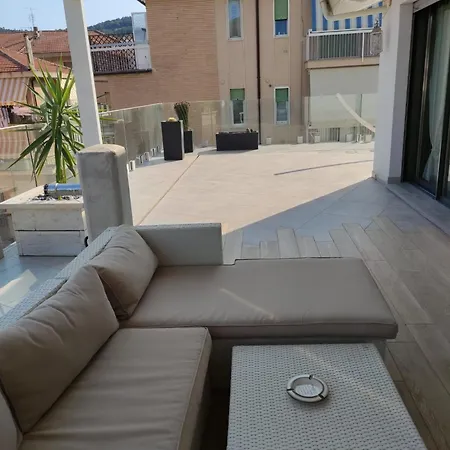 Con Ampio Terrazzo Attrezzato Anche Con Angolo Cottura * Spotorno