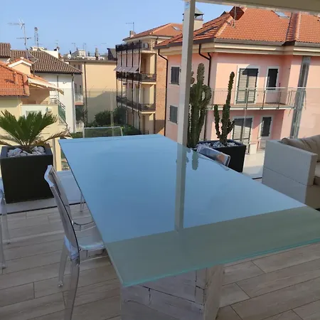 Con Ampio Terrazzo Attrezzato Anche Con Angolo Cottura Lejlighed