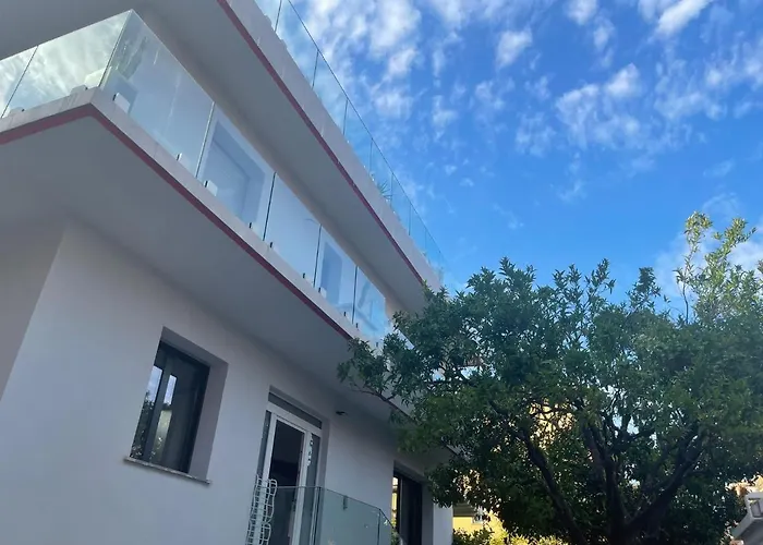 Con Ampio Terrazzo Attrezzato Anche Con Angolo Cottura *