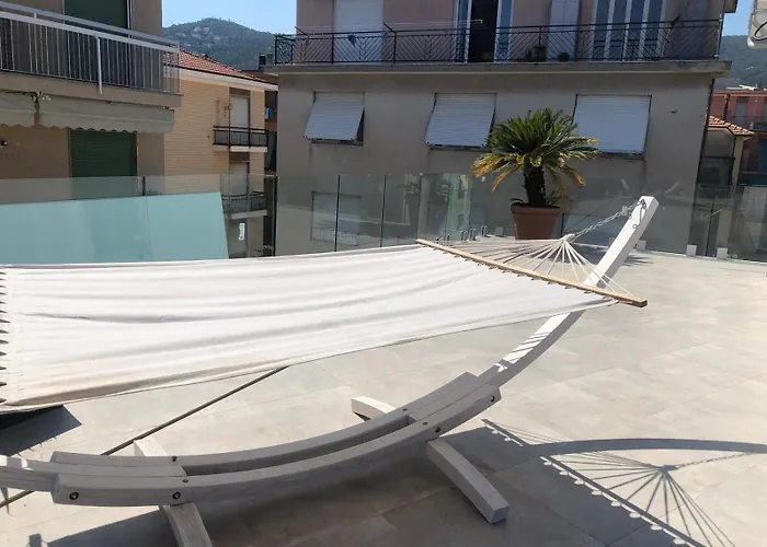 Con Ampio Terrazzo Attrezzato Anche Con Angolo Cottura Daire Spotorno