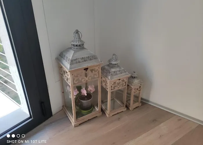 Con Ampio Terrazzo Attrezzato Anche Con Angolo Cottura *