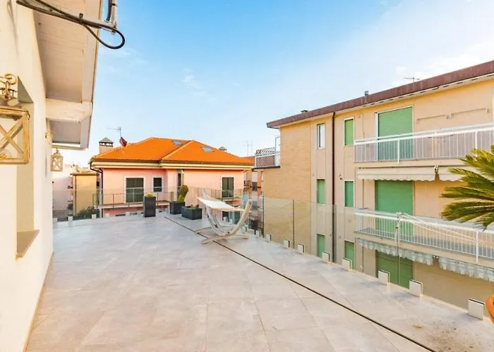 Con Ampio Terrazzo Attrezzato Anche Con Angolo Cottura Appartement Spotorno