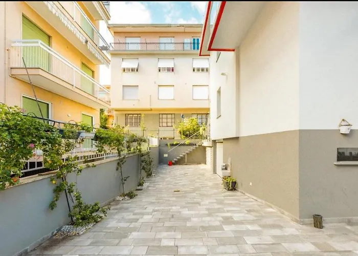 Con Ampio Terrazzo Attrezzato Anche Con Angolo Cottura *